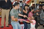 Salman Khan dances with Kids at Veer Ka Darbar in Inorbit, Mumbai on 22nd Jan 2010 (39).JPG